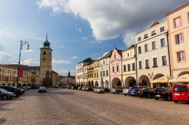 LITOMYSL, CZECH Cumhuriyet - 17 AĞUSTOS 2020: Çek Cumhuriyeti 'nin Litomysl kentindeki Smetanovo namesti meydanında arabalar ve binalar