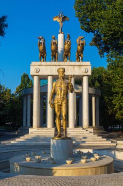ÜSKÜP, NORTH MACEDONIA - 10 Ağustos 2019: Makedonya 'nın Üsküp, Kuzey Makedonya' daki Prometheus ve Düşmüş Kahramanları