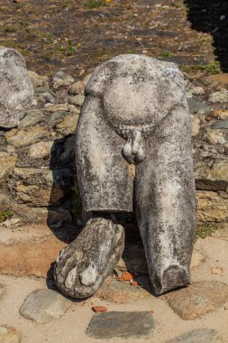 Kuzey Makedonya 'nın Bitola kenti yakınlarındaki Heraclea Lyncestis antik harabelerinde bir heykel kalıntısı