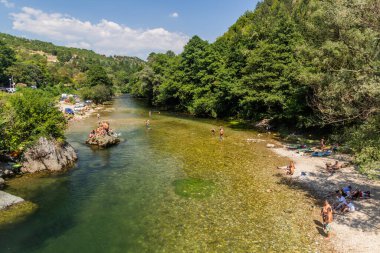 TRESKA, NORTH MACEDONIA - 10 Ağustos 2019: Makedonya 'nın kuzeyinde Matka kanyonu yakınlarındaki Treska nehrinde yüzen insanlar