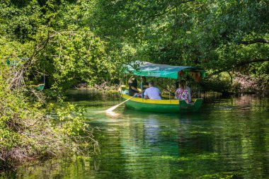 SVETİ NAUM, NORTH MACEDONIA - 8 AĞUSTOS 2019: Sveti Naum, Kuzey Makedonya 'da küçük bir tekne