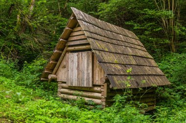 Slovakya 'nın Nizke Tatry dağlarındaki Vlkolinec köyü yakınlarındaki kulübe
