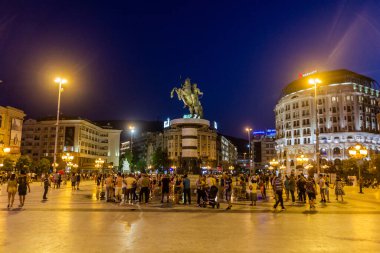 ÜSKÜP, NORTH MACEDONIA - 9 Ağustos 2019: Makedonya 'nın kuzeyindeki Üsküp meydanındaki Büyük İskender (at üzerindeki savaşçı) heykeli