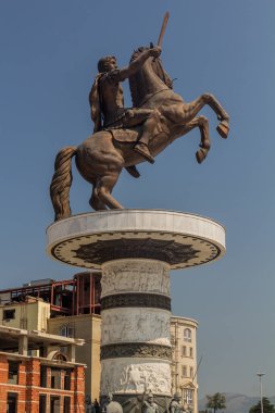 ÜSKÜP, NORTH MACEDONIA - 9 Ağustos 2019: Makedonya 'nın kuzeyindeki Üsküp meydanındaki Büyük İskender (at üzerindeki savaşçı) heykeli