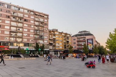 PRİŞTİNE, KOSOVO - 13 Ağustos 2019: Kosova 'nın Priştine kentindeki yaya bir sokakta insanlar yürüyor