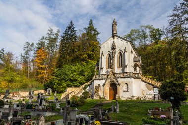 SVATY JAN POD SKALOU, CZECH REPUBLIC - 21 Ekim 2020: Svaty Jan pod Skalou köyündeki Mezarlık ve St. Maxmilian Şapeli, Çek Cumhuriyeti