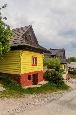 Slovakya 'nın Nizke Tatry dağlarındaki Vlkolinec köyündeki eski evler
