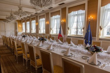 PRAG, CZECH REPUBLIC - 6 Eylül 2020: Çek Cumhuriyeti Prag 'daki Lichtenstejnsky Sarayı' nın (Lihtenştayn Sarayı) yemek odası