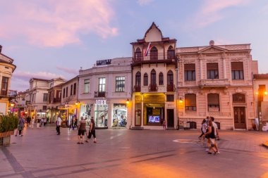 BITOLA, NORTH MACEDONIA - 5 Ağustos 2019: Bitola, Kuzey Makedonya 'daki Magnolia Meydanı' nın akşam manzarası