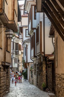 OHRID, NORTH MACEDONIA - 7 Ağustos 2019: Kuzey Makedonya 'nın Ohri kentindeki eski ara sokak