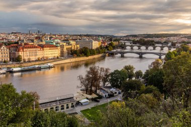 Çek Cumhuriyeti Prag 'daki Vltava nehri üzerindeki köprülerin hava manzarası