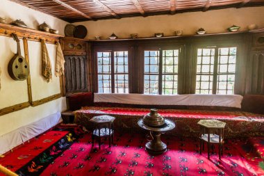 PRİŞTİNE, KOSOVO - 13 Ağustos 2019: Priştine, Kosova 'daki Etnoğrafya Müzesinin İçi