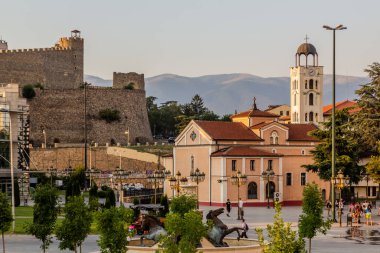 ÜSKÜP, NORTH MACEDONIA - 9 Ağustos 2019: Üsküp 'teki Kale ve Makedon Ortodoks Kilisesi St. Demetrius, Kuzey Makedonya