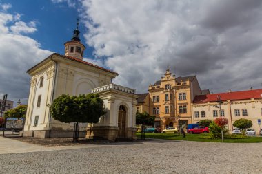 BENATKY NAD JIZEROU, CZECH Cumhuriyet - 7 Eylül 2020: Çek Cumhuriyeti 'nin Benatky nad Jizerou kentindeki Husovo namesti meydanındaki Aziz Aile Kilisesi