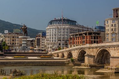 ÜSKÜP, Kuzey MACEDONYA - 9 Ağustos 2019: Makedonya meydanı Üsküp, Kuzey Makedonya