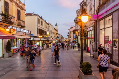BITOLA, NORTH MACEDONIA - 5 Ağustos 2019: Bitola, Kuzey Makedonya 'da Shirok Sokak Caddesi' nin akşam manzarası