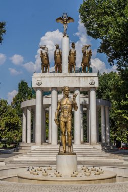 ÜSKÜP, NORTH MACEDONIA - 9 Ağustos 2019: Makedonya 'nın Üsküp, Kuzey Makedonya' daki Prometheus ve Düşmüş Kahramanları