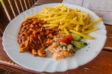 Çek yemeği - Katuv sleh (cellatlar kamçılıyor) patates kızartmalı baharatlı et güveci.