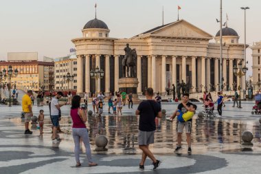 ÜSKÜP, Kuzey MACEDONYA - 9 Ağustos 2019: Makedonya 'nın Üsküp, Kuzey Makedonya meydanı