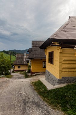 Slovakya 'nın Nizke Tatry dağlarındaki Vlkolinec köyündeki eski evler