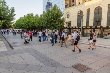 PRİŞTİNE, KOSOVO - 13 Ağustos 2019: Kosova 'nın Priştine kentindeki yaya bir sokakta insanlar yürüyor