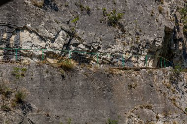 Kuzey Makedonya 'daki Matka kanyonunda demiryolu inşaatı