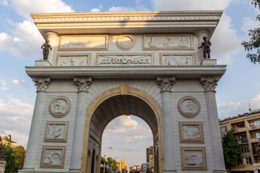 ÜSKÜP, Kuzey MACEDONYA - 9 Ağustos 2019: Makedonya 'nın Üsküp, Kuzey Makedonya Kapısı