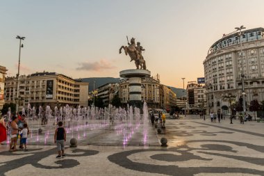 ÜSKÜP, NORTH MACEDONIA - 9 Ağustos 2019: Makedonya 'nın kuzeyindeki Üsküp meydanındaki Büyük İskender (at üzerindeki savaşçı) heykeli