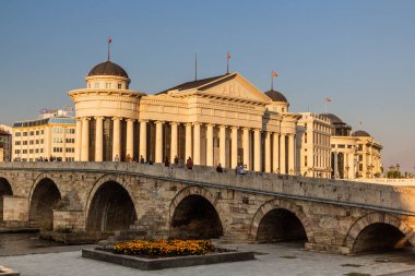ÜSKÜP, NORTH MACEDONIA - 10 Ağustos 2019: Taş köprü ve Makedonya Cumhuriyeti Arkeoloji Müzesi Üsküp, Kuzey Makedonya