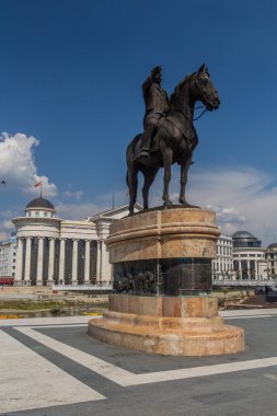 ÜSKÜP, NORTH MACEDONIA - 9 Ağustos 2019: Üsküp, Kuzey Makedonya 'daki Makedonya meydanındaki Goce Delcev anıtı