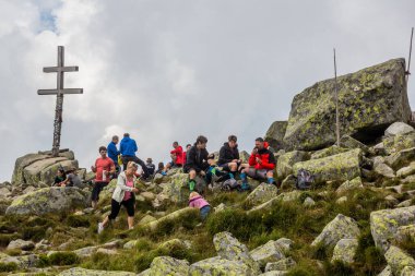 NIZKE TATRY, SLOVAKIA - 16 Ağustos 2020: Slovakya 'nın Nizke Tatry dağlarındaki Krupova Hola Dağı zirvesinde turistler