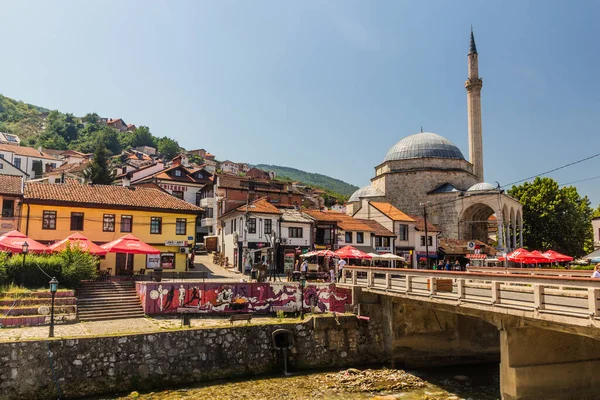 PRIZREN, KOSOVO - 12 Ağustos 2019: Kosova 'nın Prizren kentindeki eski kent manzarası