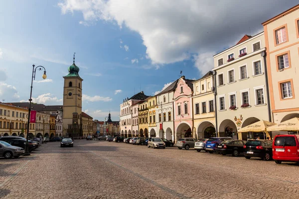 LITOMYSL, CZECH Cumhuriyet - 17 AĞUSTOS 2020: Çek Cumhuriyeti 'nin Litomysl kentindeki Smetanovo namesti meydanında arabalar ve binalar