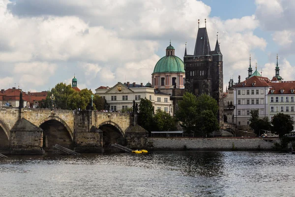 チェコ共和国カレル橋とプラハのスカイライン — ストック写真