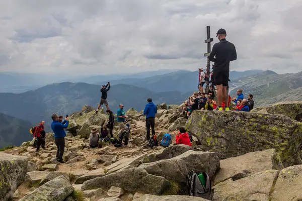 NIZKE TATRY, SLOVAKIA - 16 Ağustos 2020: Slovakya 'nın Nizke Tatry dağlarındaki Krupova Hola Dağı zirvesinde turistler