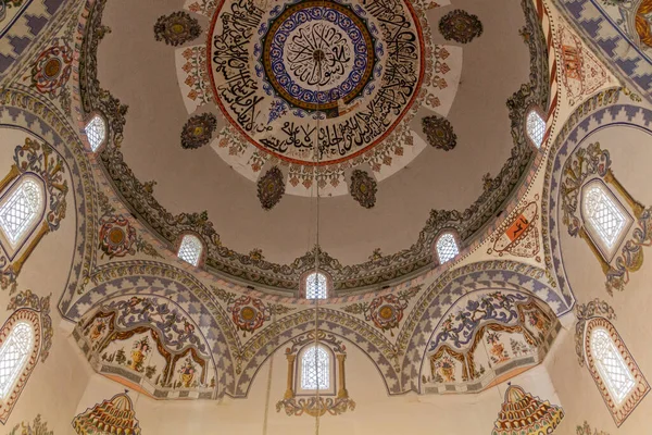 PRİZREN, KOSOVO - 12 Ağustos 2019: Kosova 'nın Prizren kentindeki Sinan Paşa Camiinin İçi