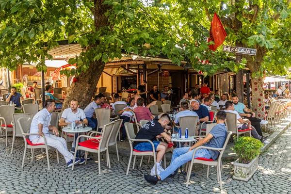 Prizren Kosowo Sierpień 2019 Ludzie Kawiarni Świeżym Powietrzu Starym Mieście — Zdjęcie stockowe