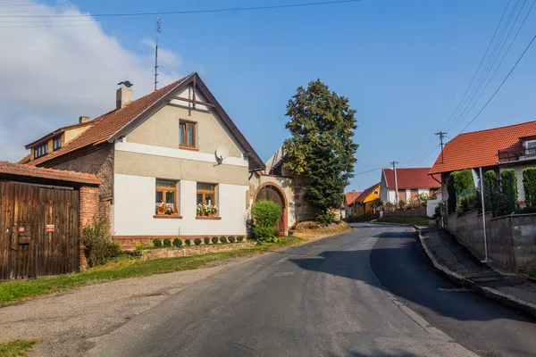 Blick Auf Das Dorf Nucice Tschechien lizenzfreie Stockbilder