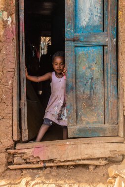 JINKA, ETHIOPIA - 2 Şubat 2020: Jinka, Etiyopya 'daki genç kız