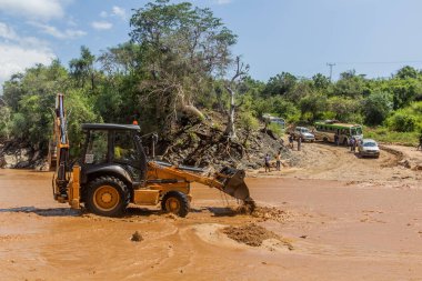 OMO VALLEY, ETHIOPIA - 4 Şubat 2020: Buldozer Etiyopya 'nın Etiyopya eyaletinin Kizo Nehri' ni geçerek geçişi sağlıyordu.