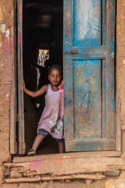JINKA, ETHIOPIA - 2 Şubat 2020: Jinka, Etiyopya 'daki genç kız