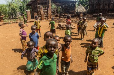 KONSO, ETHIOPIA - 7 Şubat 2020: Etiyopya 'nın geleneksel Konso köyündeki çocuklar