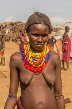 OMORATE, ETHIOPIA - 5 Şubat 2020: Daasanach kabile kızı Omorate, Etiyopya yakınlarındaki köyünde