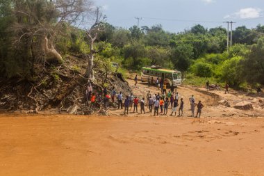 OMO VALLEY, ETHIOPIA - 4 Şubat 2020: Etiyopya 'daki Kizo Nehri' nin ırmağındaki insanlar