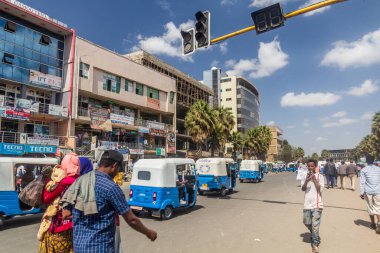 Şaman, Etiyopya - 28 Ocak 2020: Şaman, Etiyopya 'da ana yolda trafik