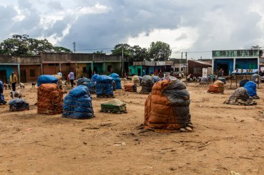 JINKA, ETHIOPIA - 2 Şubat 2020: Jinka, Etiyopya 'da toplanmış pazar