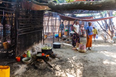 HAWASSA, ETHIOPIA - 28 HAZİRAN 2020: Hawassa, Etiyopya 'daki balık pazarında mutfak