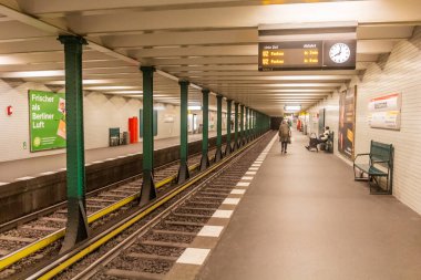 BERLİN, GERMANY - 23 HAZİRAN 2020: Berlin 'deki U-Bahn (metro) istasyonu Kaiserdamm.