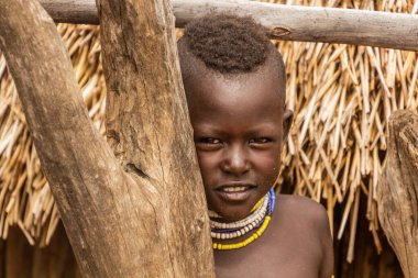 KORCHO, ETHIOPIA - 4 Şubat 2020: Karo kabilesi çocuğu Etiyopya 'nın Korcho köyünde