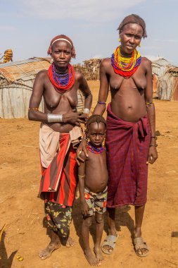 OMORATE, ETHIOPIA - 5 Şubat 2020: Daasanach kabile kadınları Omorate, Etiyopya yakınlarındaki köylerinde